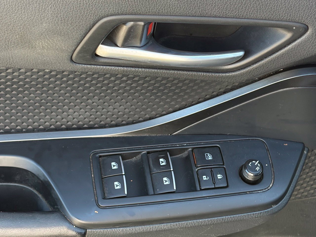 Used 2018 Toyota C-HR XLE FWD image 6