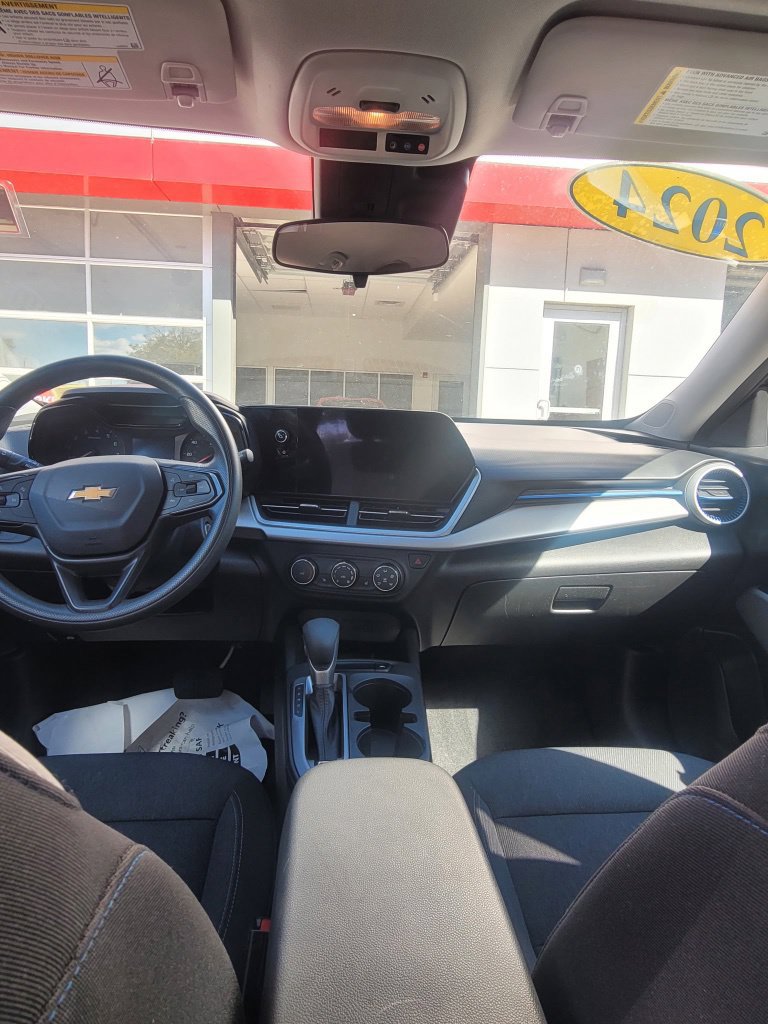 Used 2024 Chevrolet Trax LS w/ LS Convenience Package FWD image 19