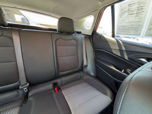 Used 2025 Chevrolet Trax LT FWD image 36
