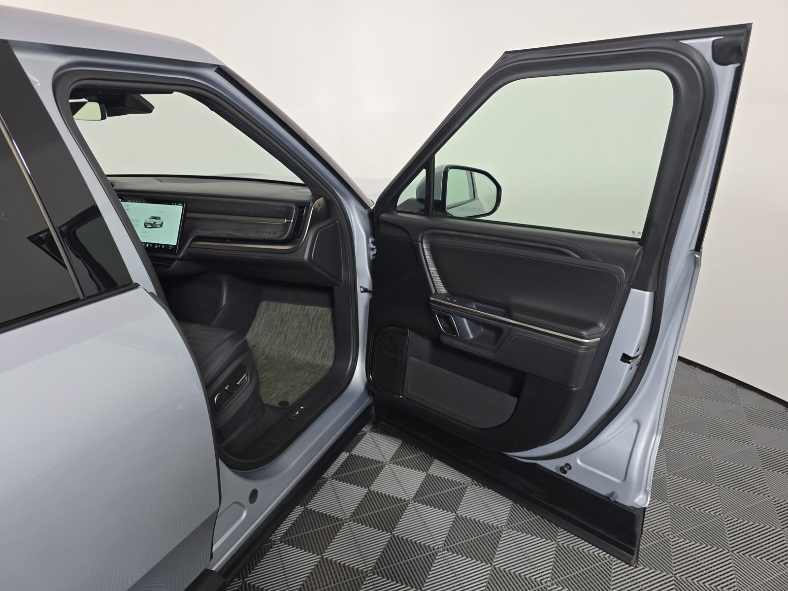 Used 2023 Rivian R1T Adventure Dual AWD/4WD image 18
