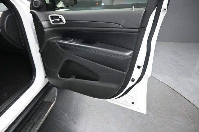 Used 2020 Jeep Grand Cherokee Laredo w/ Security & Convenience Group AWD/4WD image 32