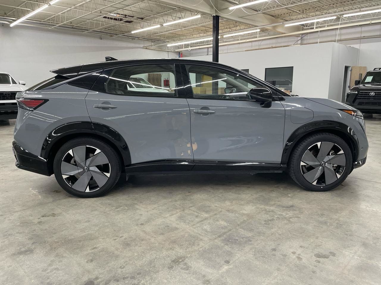 Used 2023 Nissan Ariya AWD/4WD image 6