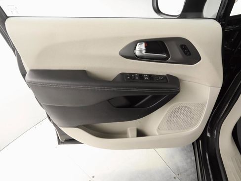 Used 2023 Chrysler Pacifica Touring-L image 10