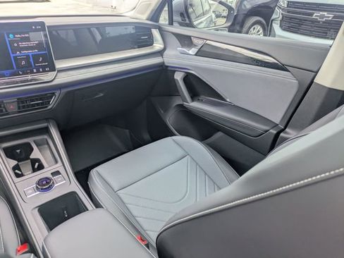 Used 2026 Volkswagen Tiguan SE FWD image 17