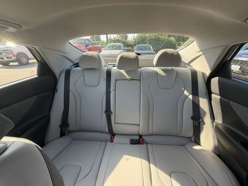 Used 2025 Hyundai Elantra Limited image 39