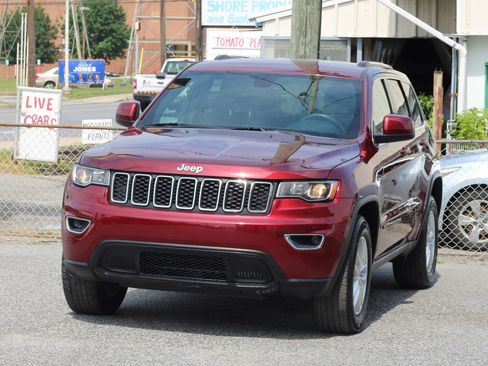 Used 2017 Jeep Grand Cherokee Laredo w/ Quick Order Package 23E AWD/4WD image 3