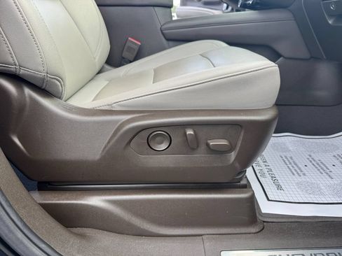 Used 2025 Chevrolet Suburban LT RWD image 21