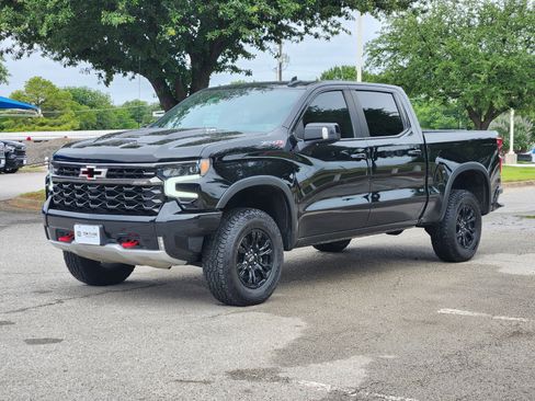 Used 2022 Chevrolet Silverado 1500 ZR2 w/ Technology Package AWD/4WD image 2