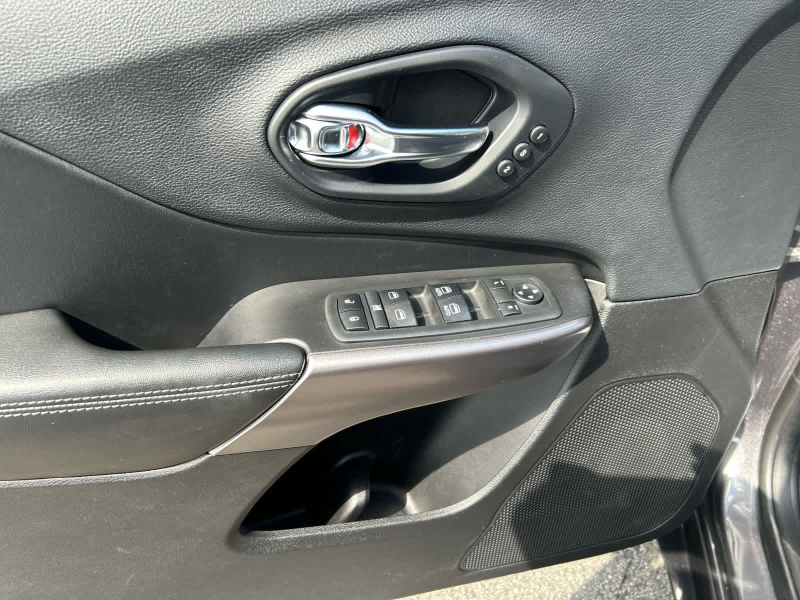 Used 2019 Jeep Cherokee Overland w/ Technology Group AWD/4WD image 10