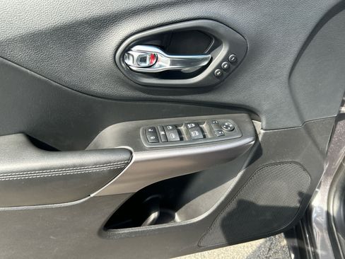 Used 2019 Jeep Cherokee Overland w/ Technology Group AWD/4WD image 10