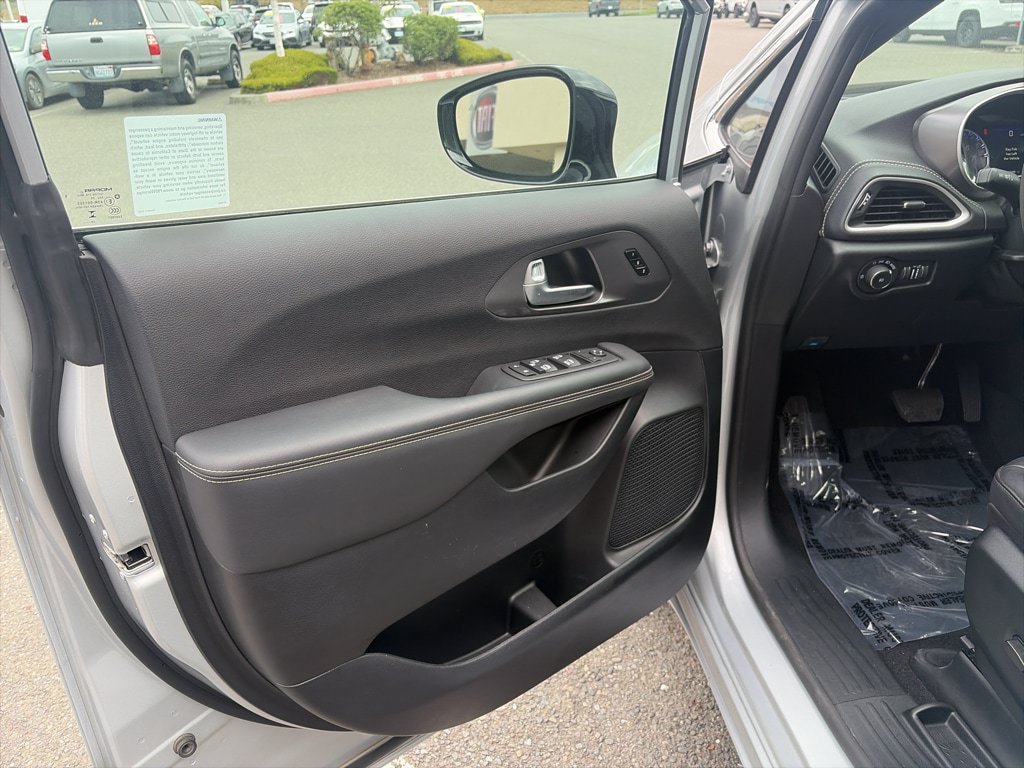 Used 2026 Chrysler Pacifica Select AWD/4WD image 4