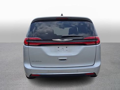 Used 2024 Chrysler Pacifica Touring-L FWD image 5