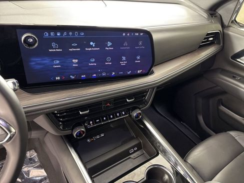 Used 2025 Chevrolet Suburban Z71 image 32