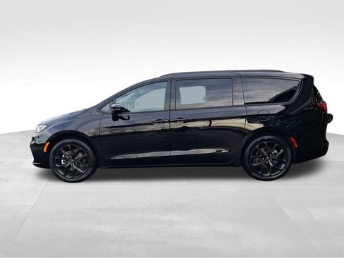 New 2026 Chrysler Pacifica Select w/ S Appearance Package image 2