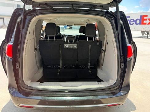 Used 2019 Chrysler Pacifica Touring-L FWD image 22