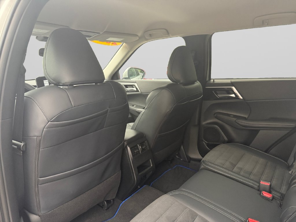 Used 2024 Mitsubishi Outlander 4WD Plug-In Hybrid image 14