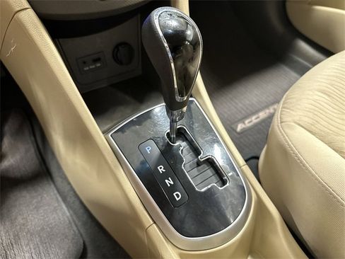 Used 2013 Hyundai Accent GLS w/ Premium Pkg image 29