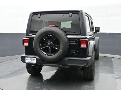 Used 2022 Jeep Wrangler Unlimited Sport AWD/4WD image 3