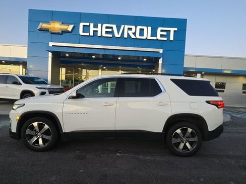 Used 2023 Chevrolet Traverse LT w/ LT Premium Package image 3