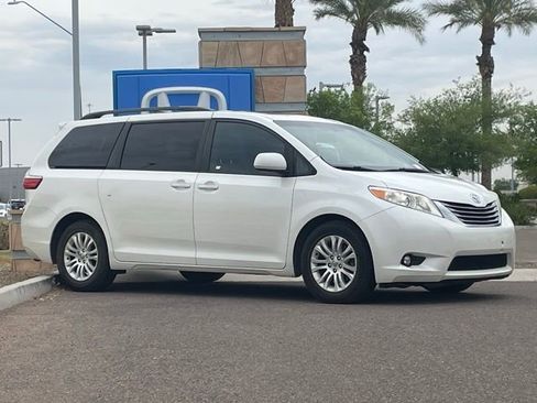 Used 2016 Toyota Sienna XLE w/ XLE Navigation Package image 3