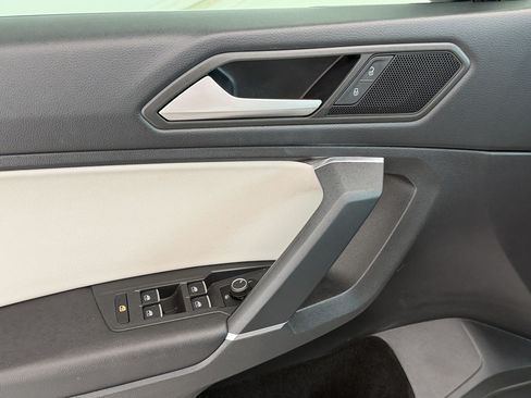 Used 2020 Volkswagen Tiguan SE w/ Panoramic Sunroof Package AWD/4WD image 26