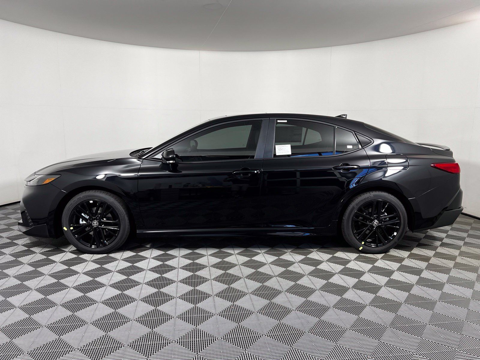 Used 2025 Toyota Camry SE FWD image 9