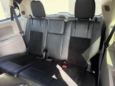 Used 2017 Dodge Grand Caravan SXT FWD image 12