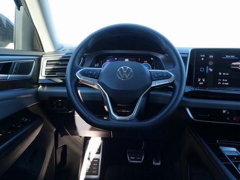 Used 2024 Volkswagen Atlas Peak Edition SE image 23