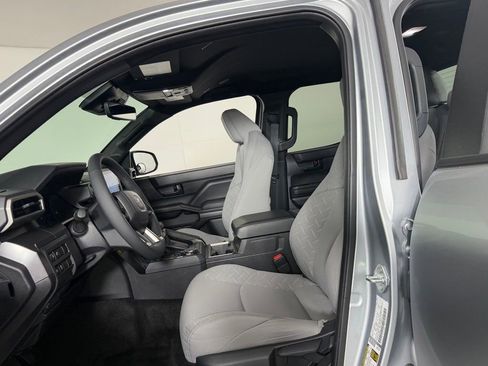 Used 2025 Toyota Tacoma SR5 AWD/4WD image 21