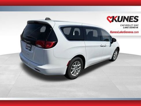 Used 2023 Chrysler Voyager LX FWD image 5