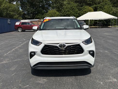 Used 2023 Toyota Highlander XLE FWD image 2