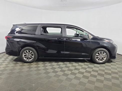 Used 2025 Toyota Sienna LE image 10