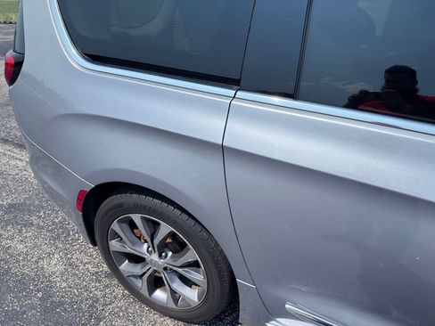Used 2017 Chrysler Pacifica Limited w/ Advanced Safetytec Group FWD image 14