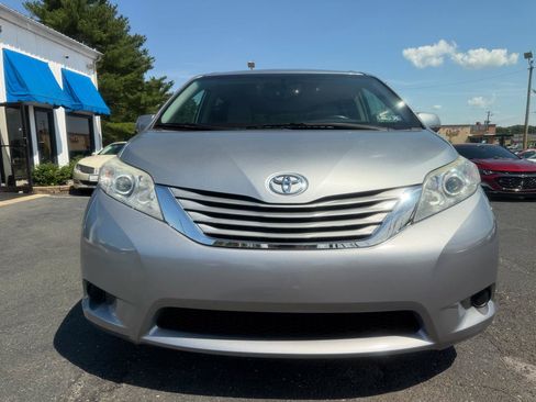 Used 2017 Toyota Sienna LE FWD image 2