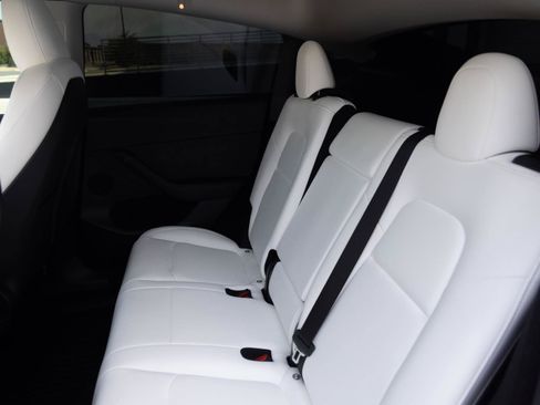 Used 2024 Tesla Model Y Long Range AWD/4WD image 17