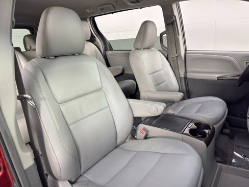 Used 2016 Toyota Sienna XLE image 34