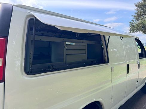 Used 2009 GMC Savana 3500 RWD image 32