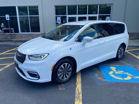 Used 2022 Chrysler Pacifica Touring-L FWD image 2