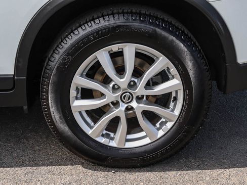 Used 2017 Nissan Rogue SV FWD image 13