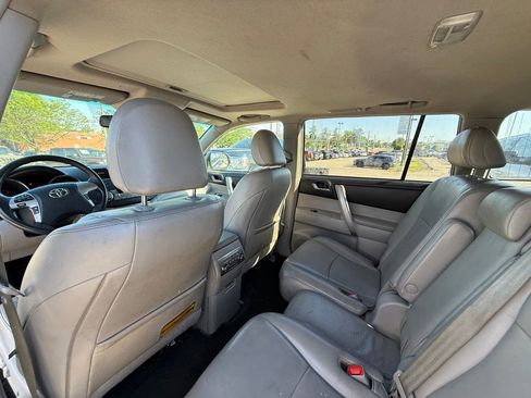 Used 2012 Toyota Highlander SE w/ Tow Pkg FWD image 24