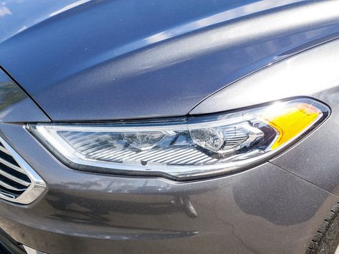 Used 2017 Ford Fusion SE w/ Fusion SE Technology Package FWD image 10