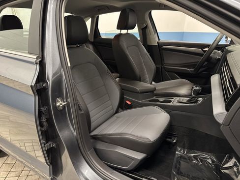 Used 2025 Volkswagen Jetta SE w/ Sunroof Package image 29