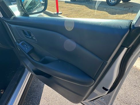 Used 2024 Nissan Rogue S image 18