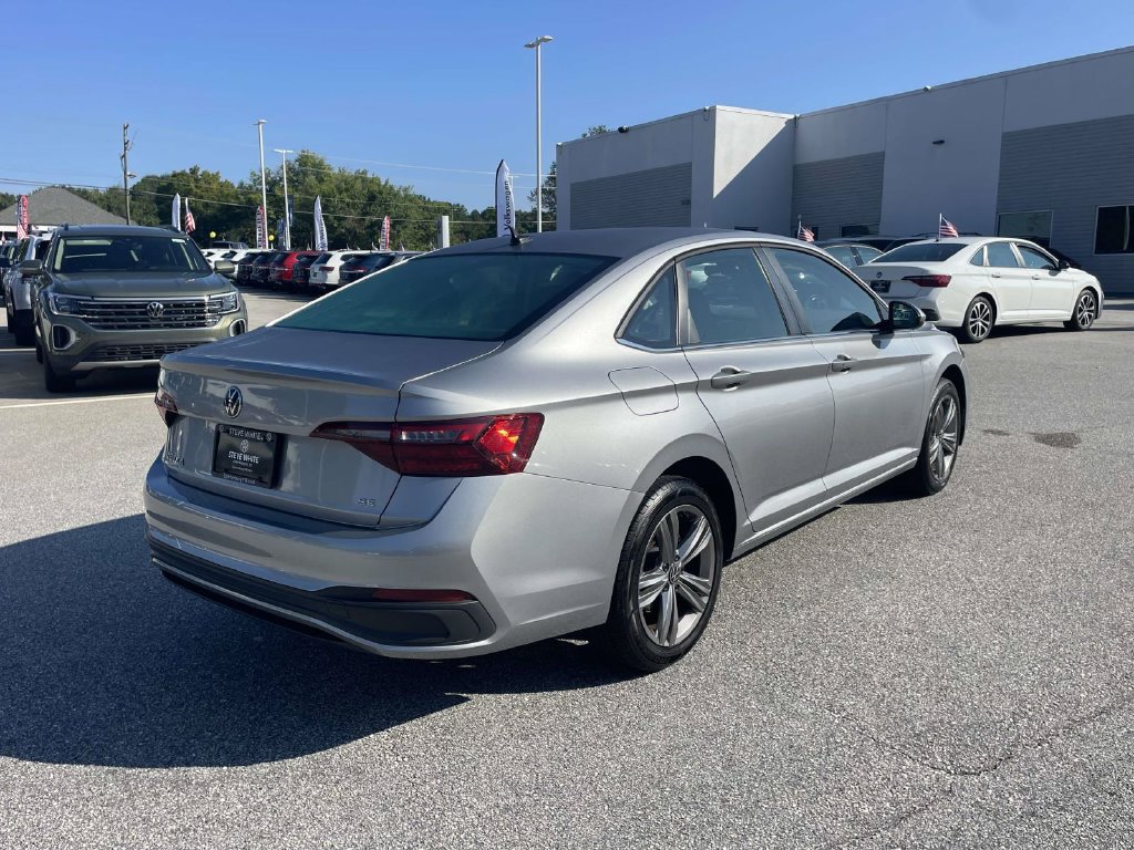Used 2024 Volkswagen Jetta SE FWD image 8