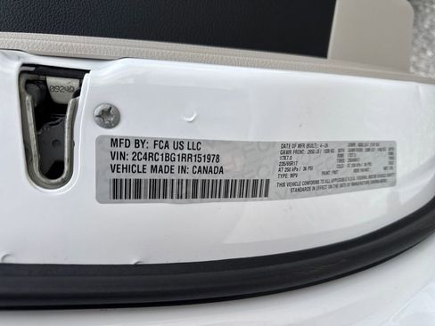 Used 2024 Chrysler Pacifica Touring-L image 29