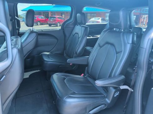 Used 2025 Chrysler Pacifica Select image 25