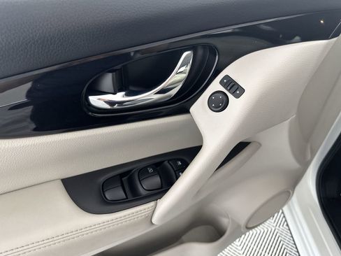 Used 2020 Nissan Rogue Sport SV FWD image 13