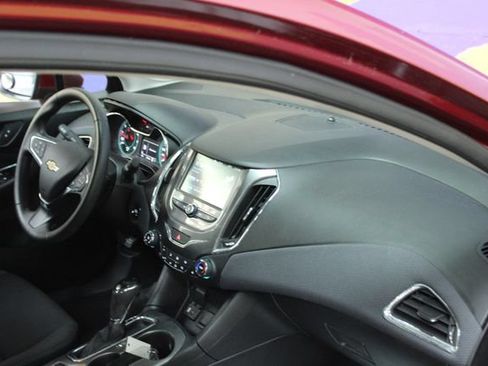 Used 2018 Chevrolet Cruze LT w/ LT Convenience Package FWD image 12