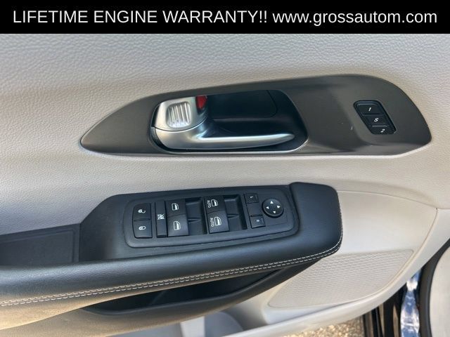 Used 2024 Chrysler Pacifica Touring-L FWD image 9