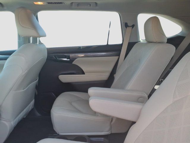 Used 2021 Toyota Highlander Platinum FWD image 9
